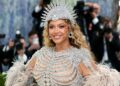 Beyoncé impacta en la MET Gala 2026 con un vestido de diamantes de Balmain inspirado en la anatomía humana. | AMEXI/FOTO: RRSS