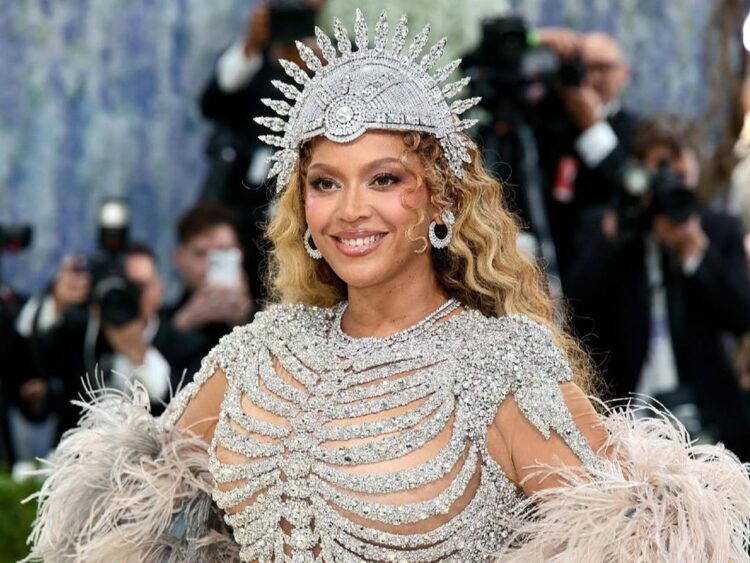 Beyoncé impacta en la MET Gala 2026 con un vestido de diamantes de Balmain inspirado en la anatomía humana. | AMEXI/FOTO: RRSS