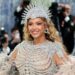 Beyoncé impacta en la MET Gala 2026 con un vestido de diamantes de Balmain inspirado en la anatomía humana. | AMEXI/FOTO: RRSS
