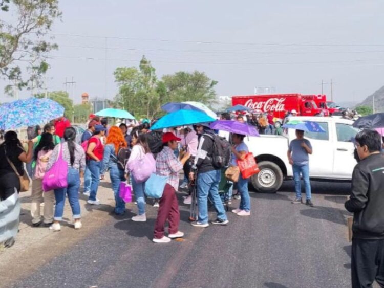 Bloquea la Sección 22 de la CNTE los accesos a Oaxaca