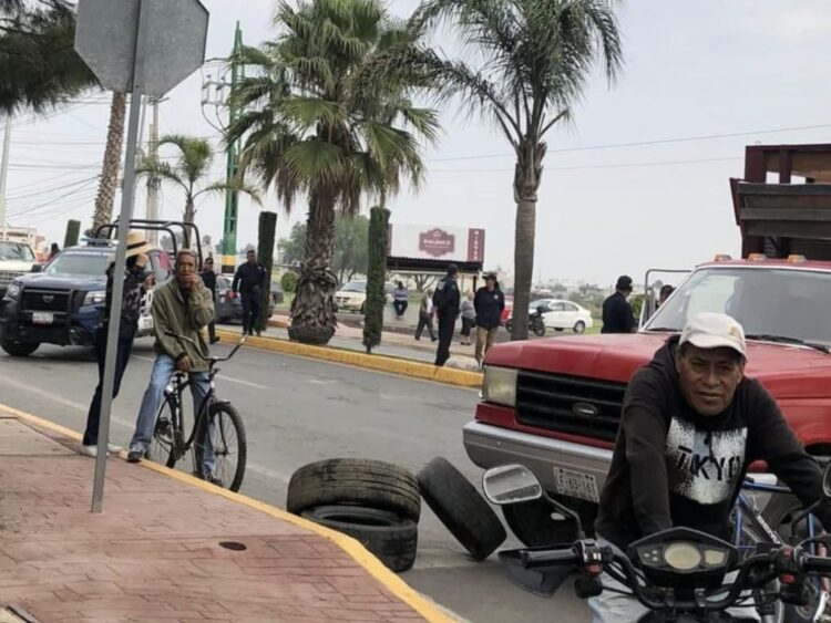 Bloqueo vial hacia el AIFA por disputa entre Tonanitla y Tecámac