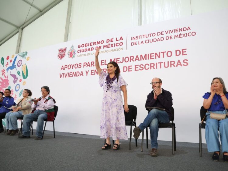Brugada entrega más de 4 mil créditos de vivienda a familias