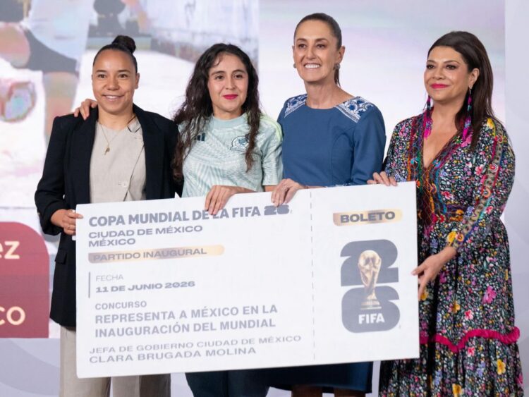 Brugada y Sheinbaum entregan boletos del Mundial a jóvenes