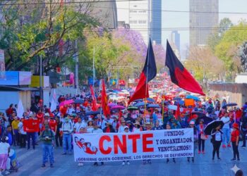 CNTE rechaza aumento salarial del 9%. Mantendrá plantón el Zócalo capitalino.