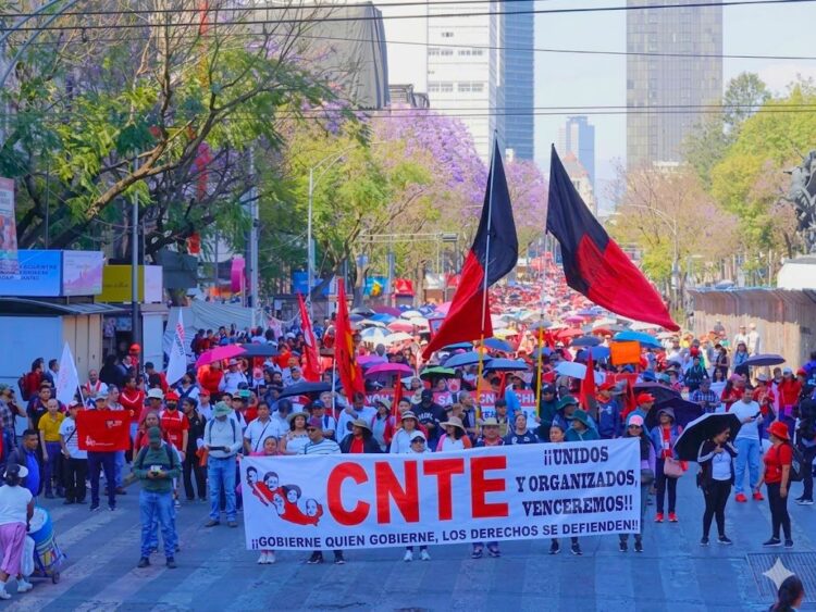 CNTE rechaza aumento salarial del 9%. Mantendrá plantón el Zócalo capitalino.