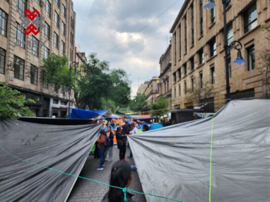 Ante la imposibilidad de accesar al zócalo de la CDMX, CNTE instala su plantón en la calle 5 de mayo, en el centro histórico de la capital del país