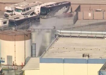 Alerta en California por fuga de material químico peligroso