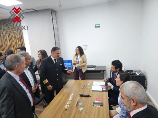 El capitan Jesús Ortíz Álvarez, secretario general de ASPA de México y presidente colegiado de la UNT, aborda al Secretario de Trabajo Marath Bolaños, durante el lanzamiento de la campaña "Tarjeta Roja al Trabajo Infantil"