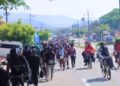 Caravana migrante disminuida avanza hacia Oaxaca.