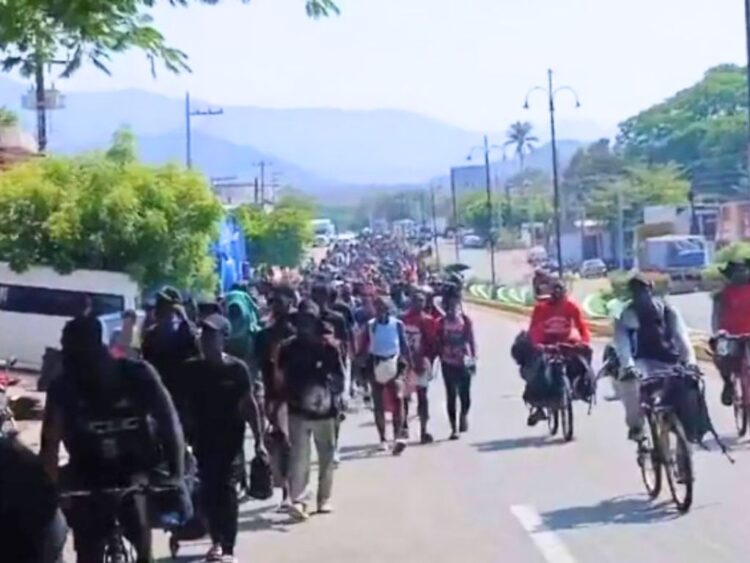 Caravana migrante disminuida avanza hacia Oaxaca.