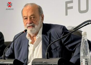 Carlos Slim Helú habla sobre inversión en México, inflación, Pemex e infraestructura en conferencia con medios.