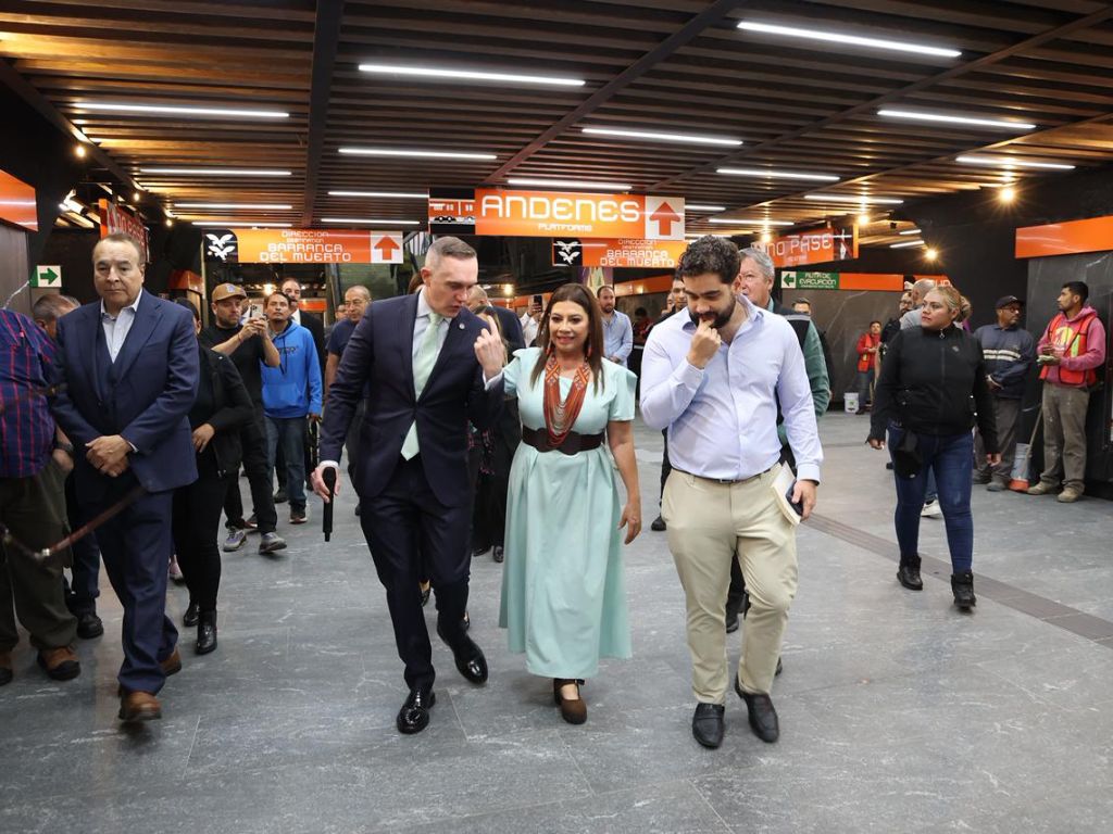 Clara Brugada recorre andenes de la estación Auditoreo del Metro. AMEXI Foto La Isabel