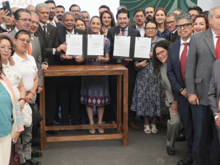 Salario Claudia Sheinbaum con líderes sindicales. Conferencia del 1 de mayo de 2026. AMEXI Foto Presidencia