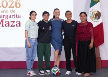 Claudia Sheinbaum y las cuatro ganadoras del boleto para el Mundial