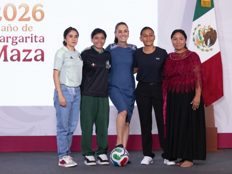 Claudia Sheinbaum y las cuatro ganadoras del boleto para el Mundial