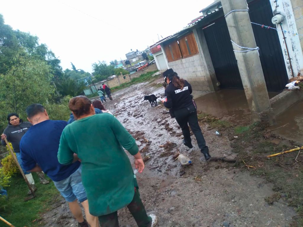 Breves de los Estados 12 mayo. Desbordamiento del río Tejalpa