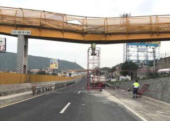 Desmantelan puente y desquician circulación en la México-Puebla