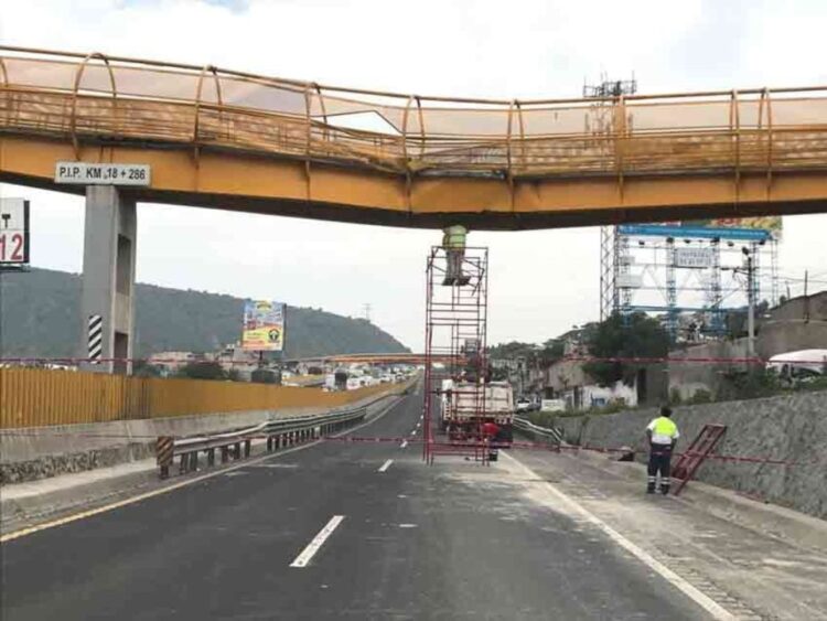Desmantelan puente y desquician circulación en la México-Puebla