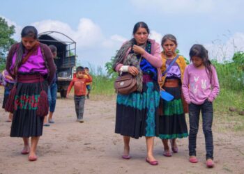 Las familias de Chilapa, Guerrero, víctimas de desplazamiento forzado vuelven a sus hogares. Los resguarda la Guardia Nacional.