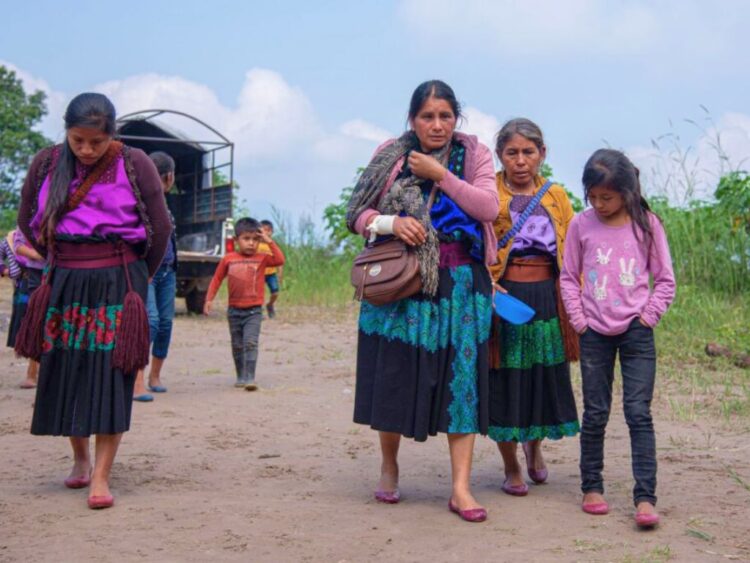 Las familias de Chilapa, Guerrero, víctimas de desplazamiento forzado vuelven a sus hogares. Los resguarda la Guardia Nacional.