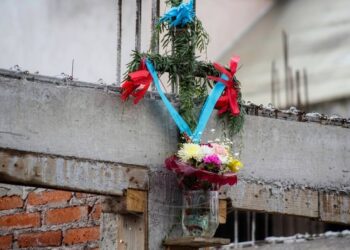 Entre cemento y flores, México celebra a la Santa Cruz y al albañil