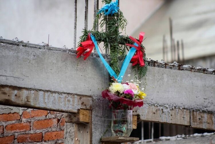 Entre cemento y flores, México celebra a la Santa Cruz y al albañil