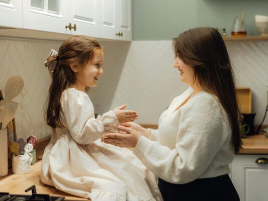 10 canciones emotivas para dedicarle a mamá este 10 de mayo, desde clásicos rancheros hasta baladas. | AMEXI/FOTO: Pexels