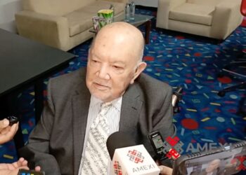Sergio Corona posa sonriente durante el homenaje que recibió en el Festival Internacional de Cine y Comedia en la Ciudad de México.