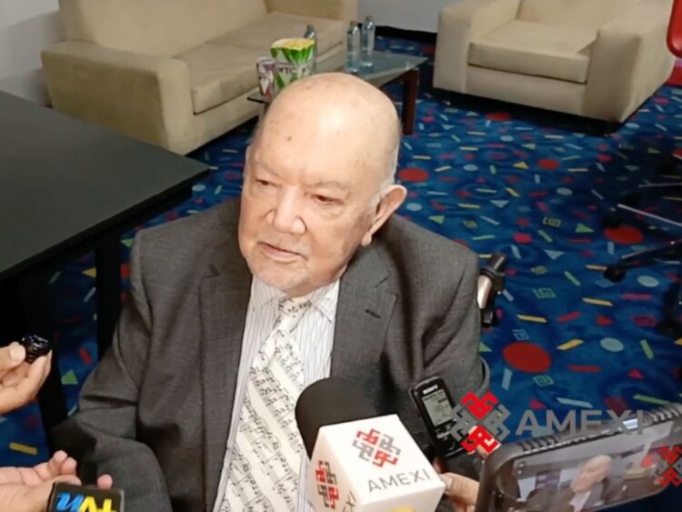Sergio Corona posa sonriente durante el homenaje que recibió en el Festival Internacional de Cine y Comedia en la Ciudad de México.
