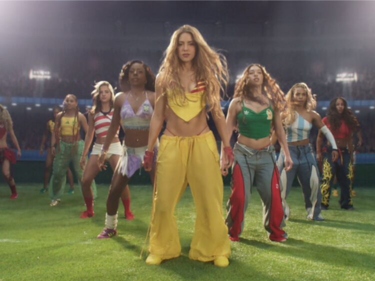 Shakira y Burna Boy aparecen en el videoclip de “Dai Dai” acompañados por futbolistas internacionales y referencias visuales al Mundial 2026.