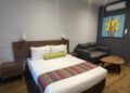 Habitación de Hoteles MX decorada con detalles inspirados en la cultura mexicana, acompañada de amenidades para una estancia cómoda y servicios incluidos para los huéspedes.