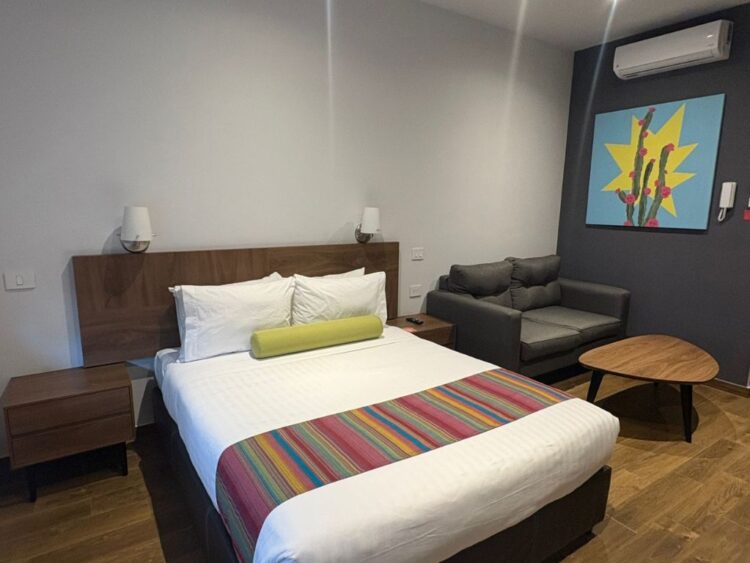 Habitación de Hoteles MX decorada con detalles inspirados en la cultura mexicana, acompañada de amenidades para una estancia cómoda y servicios incluidos para los huéspedes.
