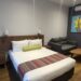 Habitación de Hoteles MX decorada con detalles inspirados en la cultura mexicana, acompañada de amenidades para una estancia cómoda y servicios incluidos para los huéspedes.