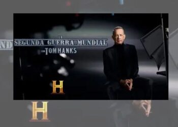 Tom Hanks posa durante la promoción de su nueva serie documental de History Channel sobre la Segunda Guerra Mundial.