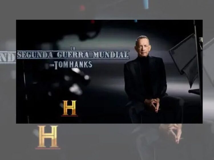 Tom Hanks posa durante la promoción de su nueva serie documental de History Channel sobre la Segunda Guerra Mundial.