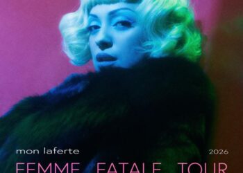 Mon Laferte interpreta sus canciones sobre el escenario durante una presentación en vivo como parte de su gira internacional “Femme Fatale Tour”.