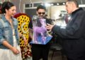 Christian Nodal y Ángela Aguilar reciben una escultura de El Venado en arte huichol de manos del alcalde Luis Mendoza previo a la presentación del cantante en la Plaza de Toros México.
