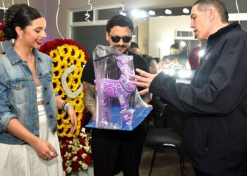 Christian Nodal y Ángela Aguilar reciben una escultura de El Venado en arte huichol de manos del alcalde Luis Mendoza previo a la presentación del cantante en la Plaza de Toros México.