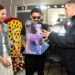 Christian Nodal y Ángela Aguilar reciben una escultura de El Venado en arte huichol de manos del alcalde Luis Mendoza previo a la presentación del cantante en la Plaza de Toros México.