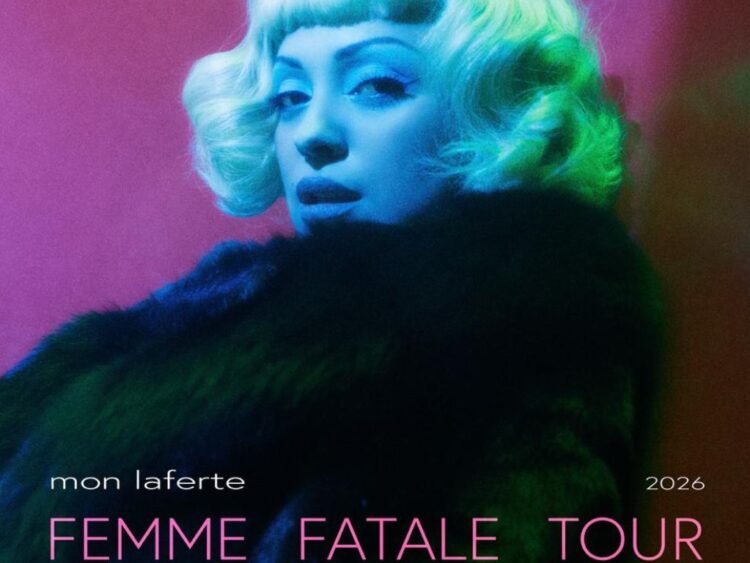 Mon Laferte interpreta sus canciones sobre el escenario durante una presentación en vivo como parte de su gira internacional “Femme Fatale Tour”.