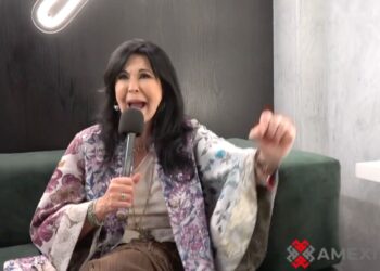María Conchita Alonso posa sonriente durante una entrevista en la que habló de su nuevo disco con La Sonora Santanera y su documental biográfico.