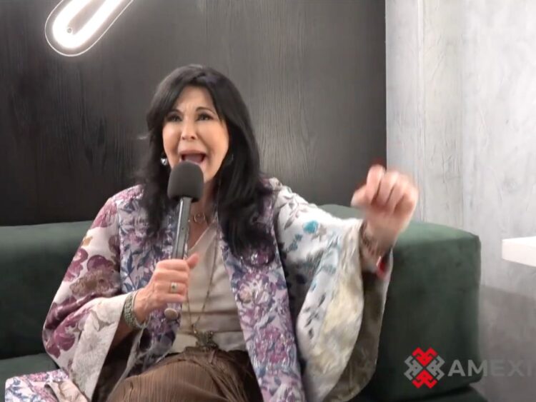 María Conchita Alonso posa sonriente durante una entrevista en la que habló de su nuevo disco con La Sonora Santanera y su documental biográfico.