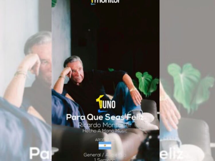 Ricardo Montaner canta sobre el escenario durante una presentación de su gira “El Último Regreso Tour”.