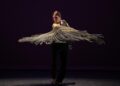Pilar Fernández ejecuta una coreografía flamenca sobre el escenario con vestuario elegante y una expresión intensa durante la presentación de “Cromática”.