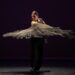 Pilar Fernández ejecuta una coreografía flamenca sobre el escenario con vestuario elegante y una expresión intensa durante la presentación de “Cromática”.