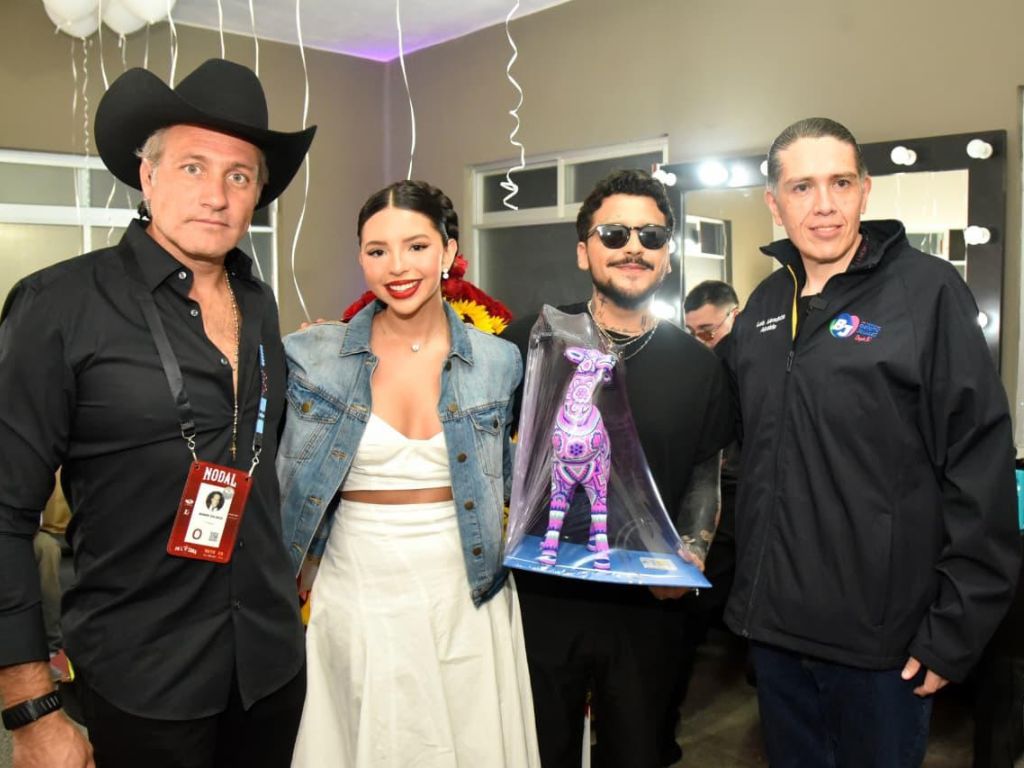 Christian Nodal y Ángela Aguilar reciben una escultura de El Venado en arte huichol de manos del alcalde Luis Mendoza previo a la presentación del cantante en la Plaza de Toros México.