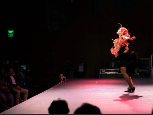 Pilar Fernández ejecuta una coreografía flamenca sobre el escenario con vestuario elegante y una expresión intensa durante la presentación de “Cromática”.