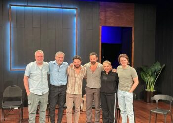 Pablo Perroni, Axel Santos y el elenco de El esposo de Daniel durante la presentación de la obra en el Foro Lucerna de la Ciudad de México.