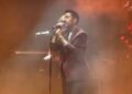 Alex Ubago canta sobre el escenario del Teatro Metropólitan durante su gira “¿Qué Pides Tú? - 25 Aniversario” ante sus seguidores en la Ciudad de México.
