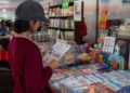 Visitantes recorren las Áreas Verdes del Cenart durante el arranque de FILAventuras 2026, festival dedicado a la literatura y las artes.